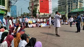 ছয় দফা দাবিতে বরিশালে আইএইচটির শিক্ষার্থীদের সড়ক অবরোধ